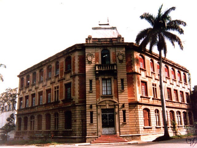 Comienzo a estudia medicina en la Universidad de Antioquia