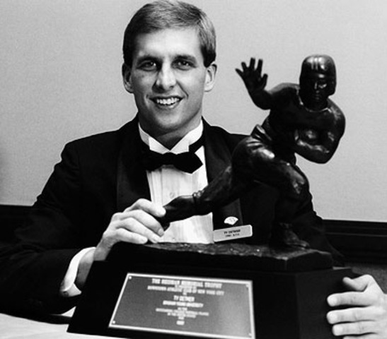 Ty Detmer wins Heisman Trophy