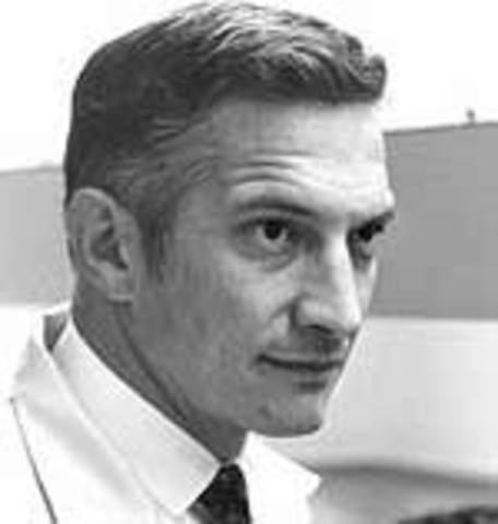 Robert Noyce further develops the IC Chip