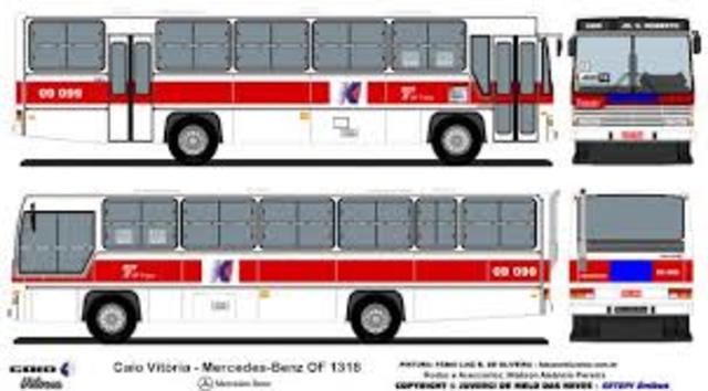 el primer autobus producido en el planta