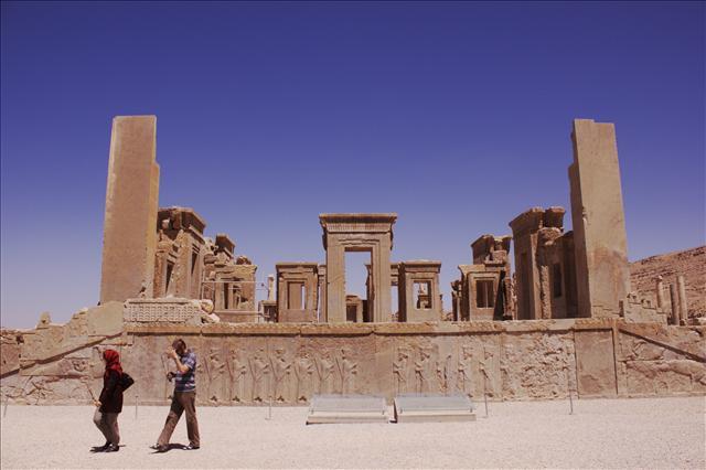 Alexander takes over Darius’s palace in the city of Persepolis