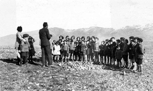 Secretario de educación publica José Vasconcelos.