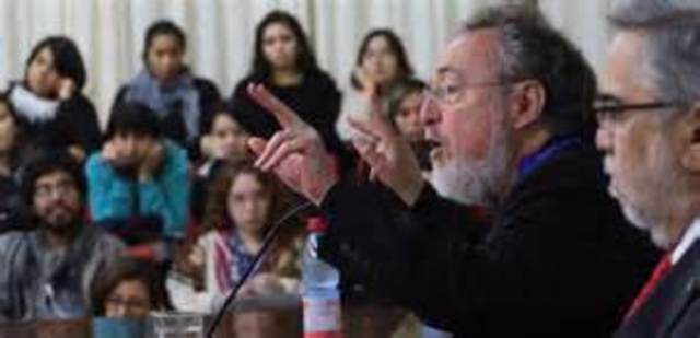 MICHAEL APPLE    El curriculum como reconstrucción del conocimiento y propuesta de acción: el puente entre la teoría y la práctica.