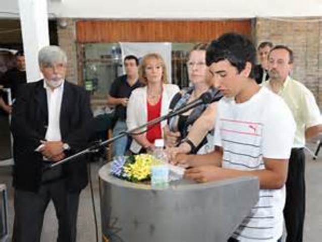 HENRY A. GIROUX      El curriculum como reconstrucción del conocimiento y propuesta de acción: el puente entre la teoría y la práctica.