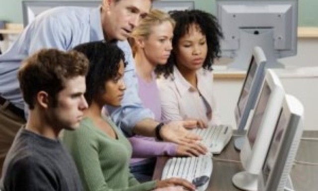 Se empieza a hablar de blended-learning (b-learning) aprendizaje mixto entre la “presencialidad” y la virtualidad.