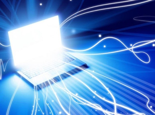 Internet alcanza 2.4 millones de internautas.