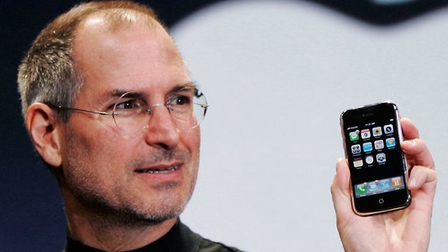 Steve Jobs presenta el primer iphone