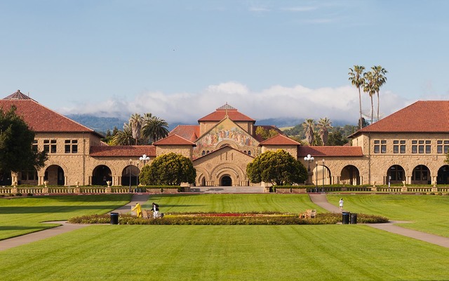 Cerf inicia a dar clases en la Universidad de Stanford