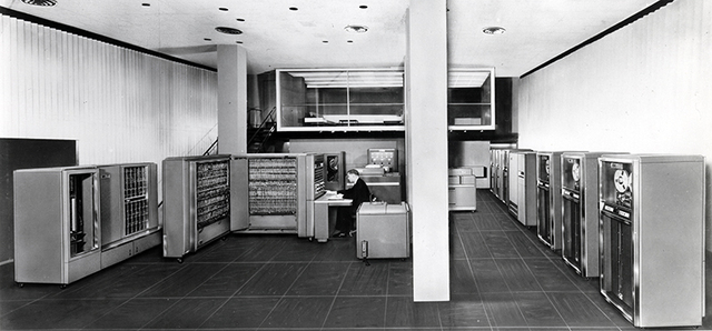 John Backus completa Speedcode para IBM