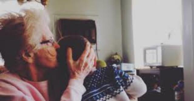 SE MUDA A CASA DE LOS ABUELOS.