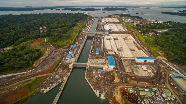 Panama kanaal terug gegeven aan Panama
