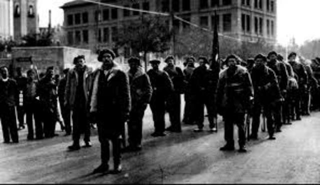 Las tropas estadounidenses ocupan Ponce y Yauco. El general Miles llega a Ponce, donde establece un gobierno estradounidense parallelo a la espana, centralizado en San Juan. El embajador de Francia en Estados Unidos sirve de intermediario  para