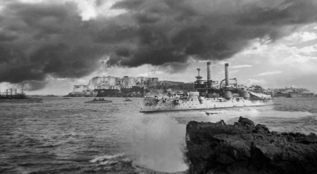 El buque USS Yosemite inicia bloqueo al puerto de San Juan.