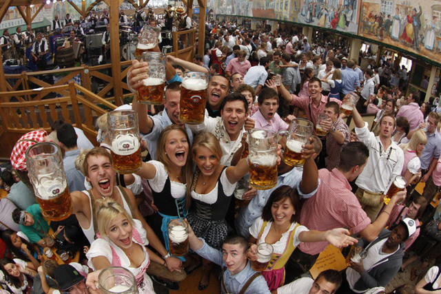 Felix freut sich auf Oktoberfest und wochenende in berlin.
