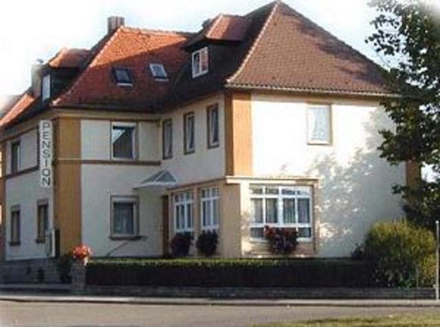 Felix ruft die Touristikzentrum für eine zimmer. Er reserviert eine zimmer in einer Pension.