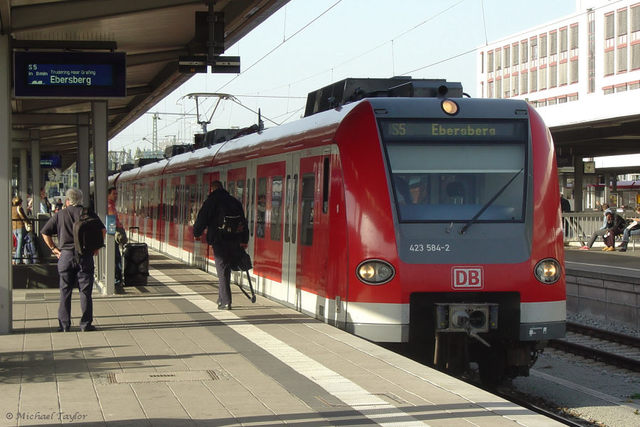 Felix landet aus München. Er nimmt S-Bahn zu Ostbanhof und zu fuss zu Neue Heimat.