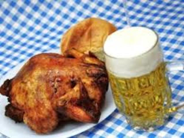 Er bestellt eine Mass und ein Hendl auf das Oktoberfest.