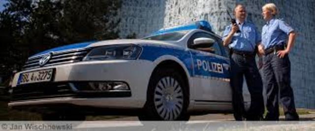 Er erklärt, bei der Polizei, wer er ist und was er in München tut.