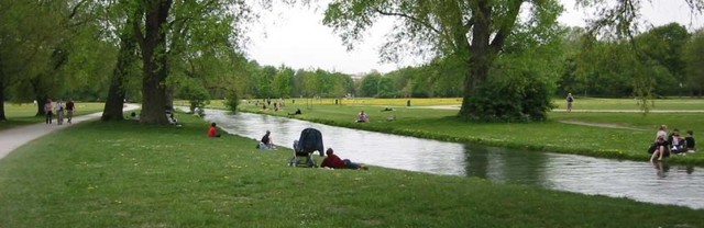 Felix wacht an der Isar. Er kann nicht finden ihre Brieftasche oder ihre Geld.
