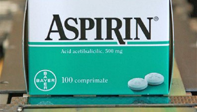 Felix hat Kopfschmerzen. Er nimmt zwei Aspirin und schläft sofort ein.