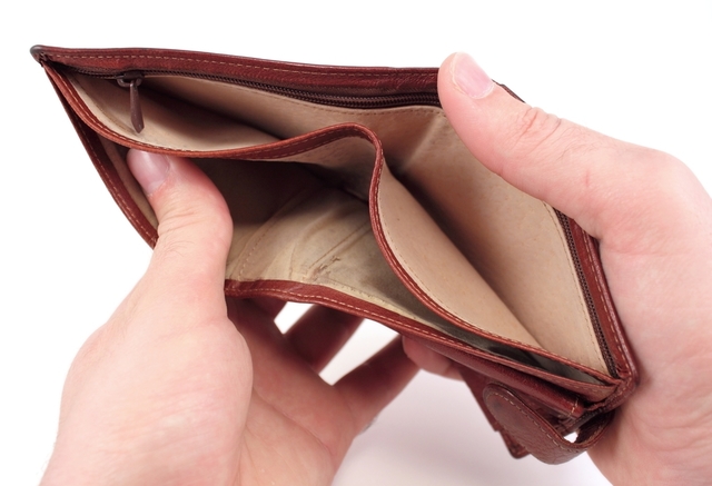 Der polizei pakct felix am arm und hilft ihm er hat kein geld kein papiere armbanduhr und brieftasche.