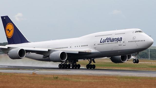 Felix ruft Herr Müller und erzählt die situation. Helmut ist kommen nach München auf den nächsten maschine.