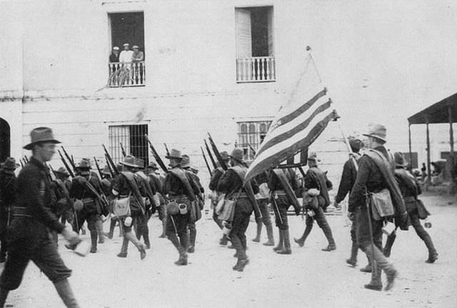 Las tropas estadounidenses ocupan Ponce y Yauco. El general Miles llega a Ponce, donde establece un Gobierno estadounidense paralelo al Español, centralizado en San Juan. El embajador de Francia en Estados Unidos sirve de intermediario para comunicar...