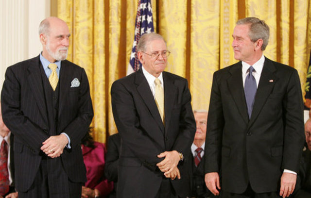 Recibió la Medalla Presidencial de La Libertad, entregada por George Bush el 9 de noviembre de 2005.