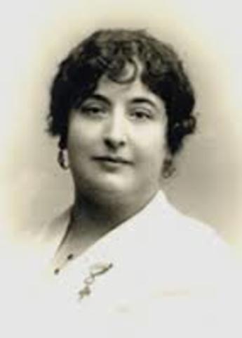 Nace Carmen de Burgos