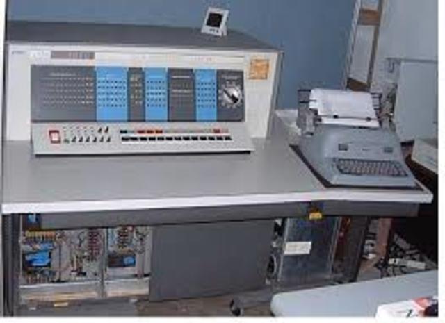 IBM lanzó IBM 1620 con solo de papel perforado, que dió paso a las tarjetas perforadas.