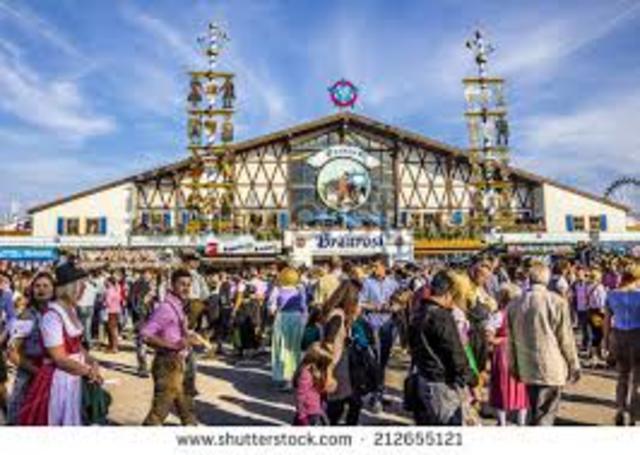 Felix weumann besucht das oktoberfest.