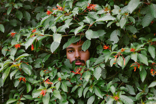 M‎üller hat kopfschmerzen. Bruno ist hinter einen Busch.