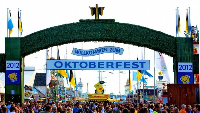 Felix besucht das Oktoberfest. Er bestellt ein Bier und Hendl.