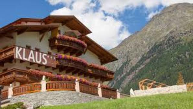 Felix bekommt ein Zimmer in der Pension.