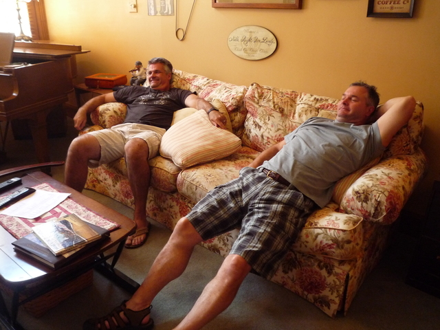 Felix und Helmut sitzen in der pension.