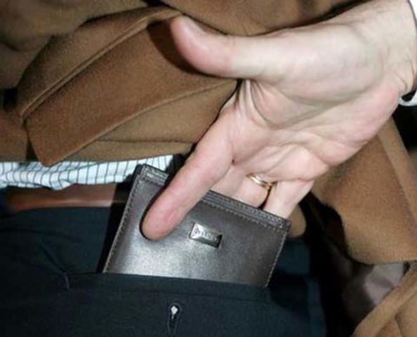 Felix wacht auf mit einem fürchterlichen Kopfschmerzen.