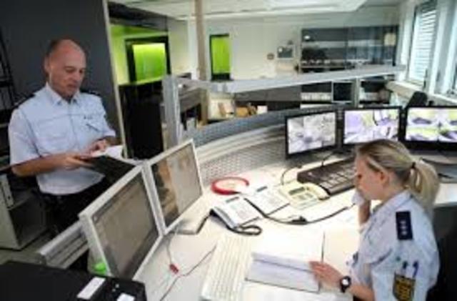 Felix erlärt Beamten auf dem Revier woran er sich erinnert.