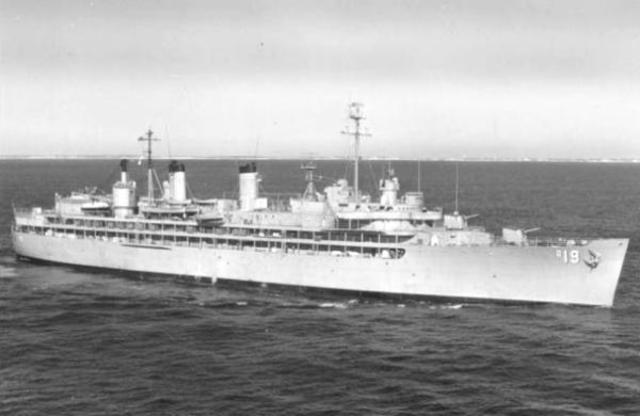 El buque USS Yosemite inicia bloqueo al puerto de San Juan.