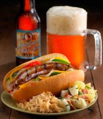 Sie geht zu das Oktoberfest. Sie geht zu eine Beirzelt. Müller bekommt bier und würst.