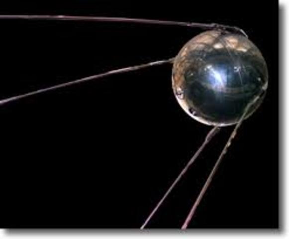 Lanzamiento del primer satélite orbital