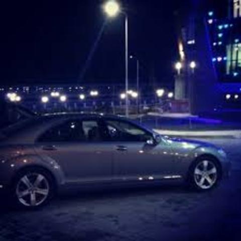 felix und seine Freunde sahen sich ein Auto Rolle, indem sie