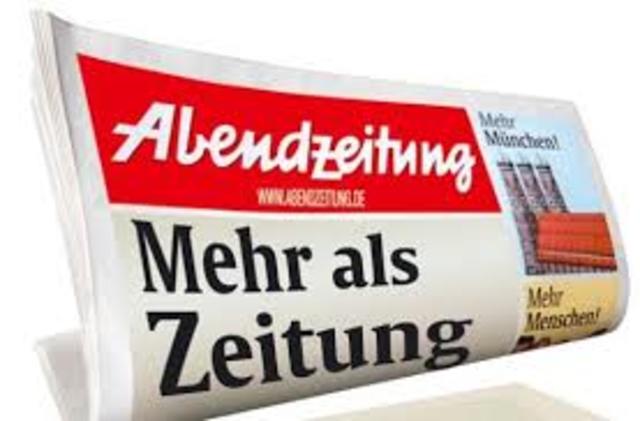 Er zeigt seine Freunde die Zeitung