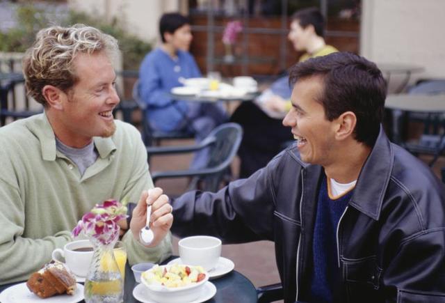 Felix und Müller sitzen in der Pension beim Frühstück.