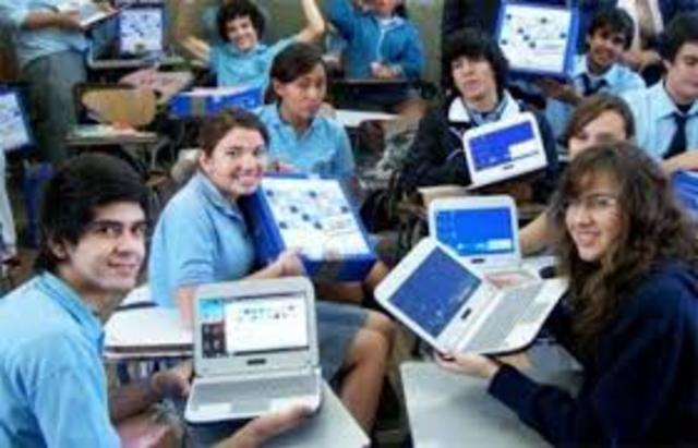 1990 Internet en la educación.