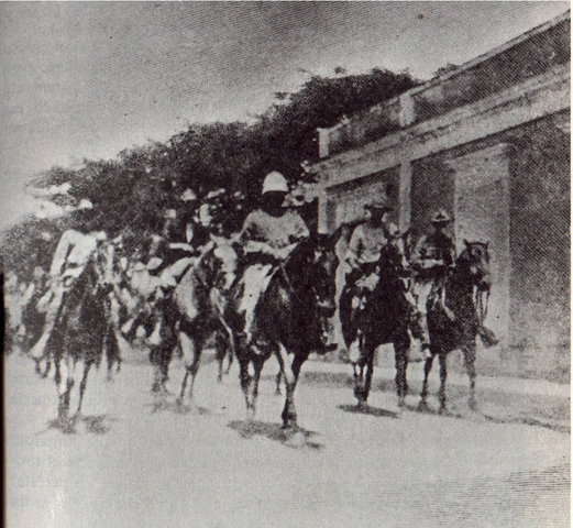 El general Wilson causa iimportantes bajas españolas, ocupa Coamo y continúa hacia Aibonito,donde encuentra fuerte resistencia en las colinas de Asomante.