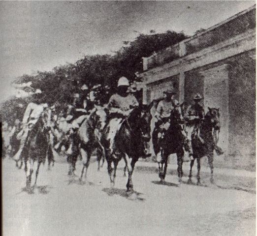 El general Wilson causa importantes bajas españolas, ocupa Coamo y continúa hacia Aibonito, donde encuentra fuerte resistencia en las colinas de Asomante.