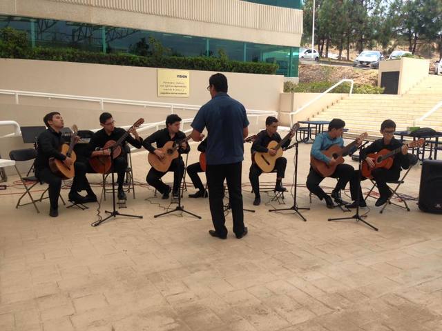 Miembro de la orquesta de guitarras de ITESM Campus Morelia