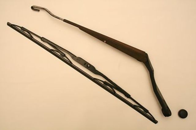 First windscreen wipers fitted to a motorcar