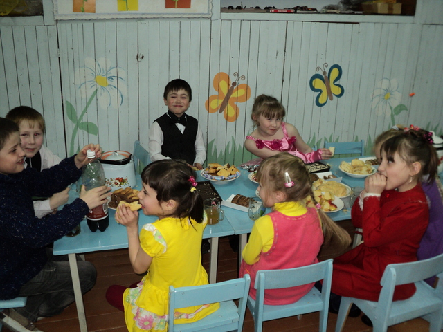 За праздничным столом