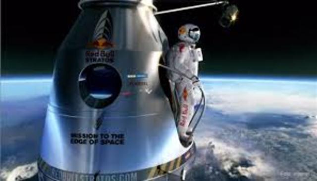 Felix Baumgartner se convierte en el primer humano en romper la barrera del sonido en una caída libre desde 39.000 metros - 2012